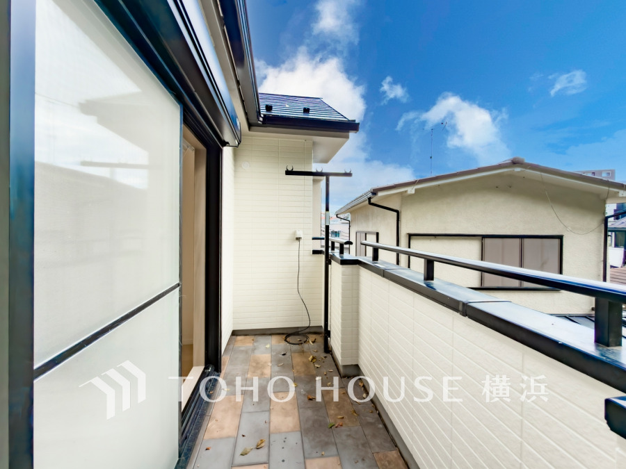 気持ちのいい空が見渡せる広いバルコニー。爽やかな風を感じて、心躍る素敵な暮らしがはじまります。