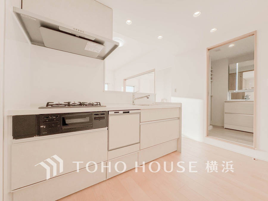 新規交換された清潔感溢れるシステムキッチン。スタイリッシュな対面式キッチンです。
