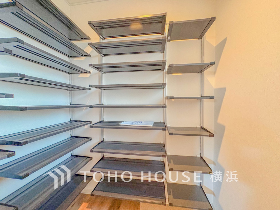 玄関は、靴や小物をすっきり整理できるシューズインクローゼット付きです。