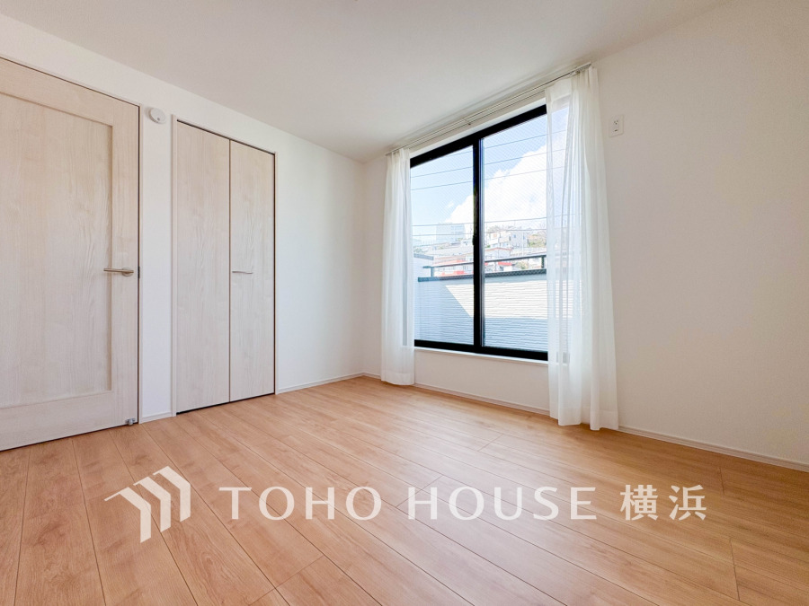 1日の疲れを癒し、心地よく寛げるようゆったりとした広さを確保しています。プライベートタイムをより優雅に穏やかに…。落ち着いた雰囲気を紡ぎます。