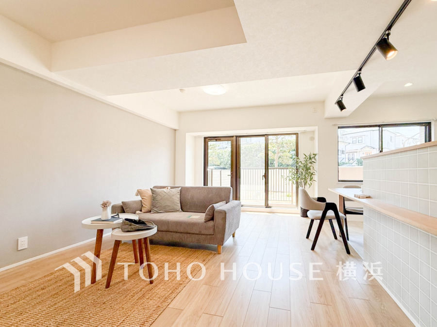 明るく開放的な空間が広がるLDK。室内には豊かな陽光が注ぎ込み、爽やかな住空間を演出。ホームパーティーでもゲストと一緒に料理を楽しみながら楽しい時間を過ごせそう。