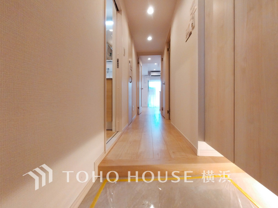 上質感漂う玄関と廊下。居住者の帰り、訪れる方を優しく迎える・安らぎに満ちた生活空間を予感させる。健やかな暮らしを楽しめることでしょう。