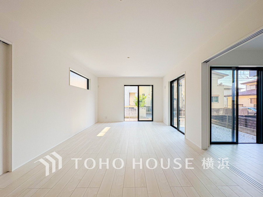 大きな窓から自然光が差し込む、明るく開放的なリビング空間。家族の団らんに最適です。