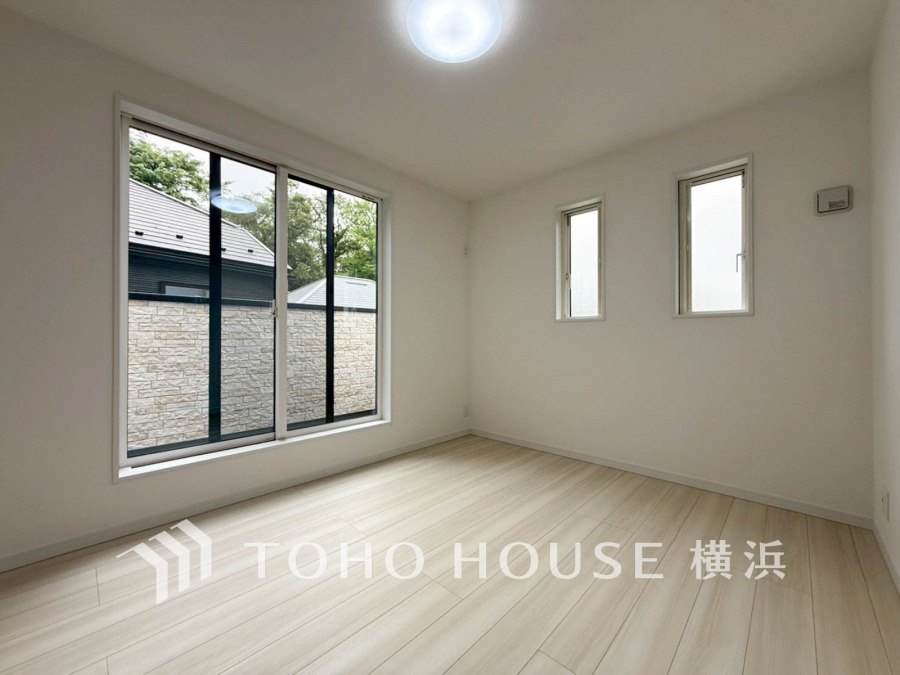 穏やかな風と陽光を導き、プライバシーに配慮された設計プランを採用し、居住性を一段と心地よいものにしています。明るく開放的な空間を演出しております。