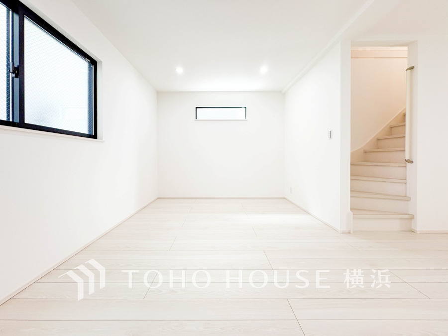 柔らかな色合いのフローリングと清潔感の溢れるクロスが明るい空間を創り出しているリビングダイニング。憩いの場に相応しく、ここで楽しむ家族の時間が絆をより深めてくれそうです。