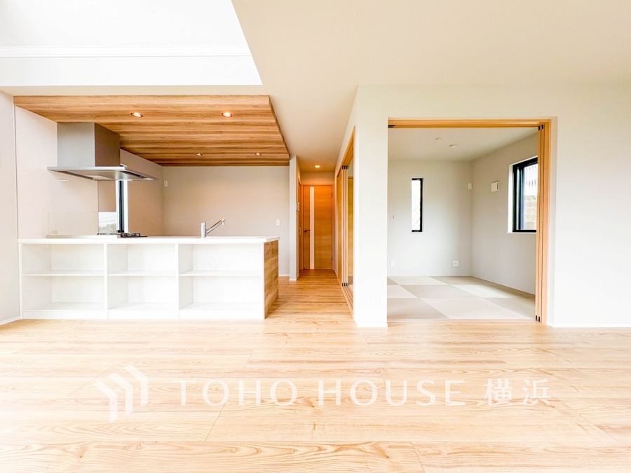 家族みんなが爽やかに健やかに過ごせるように、溢れる光をたっぷり取り込んだリビングダイニング。集いの場、憩いの場としての快適性を求めたやすらぎの空間です。