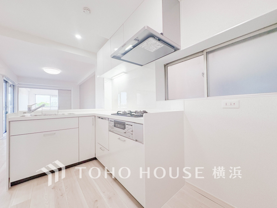 家事を効率よくこなせるL字型キッチン。美しさと機能性を両立したシステムキッチンです。
