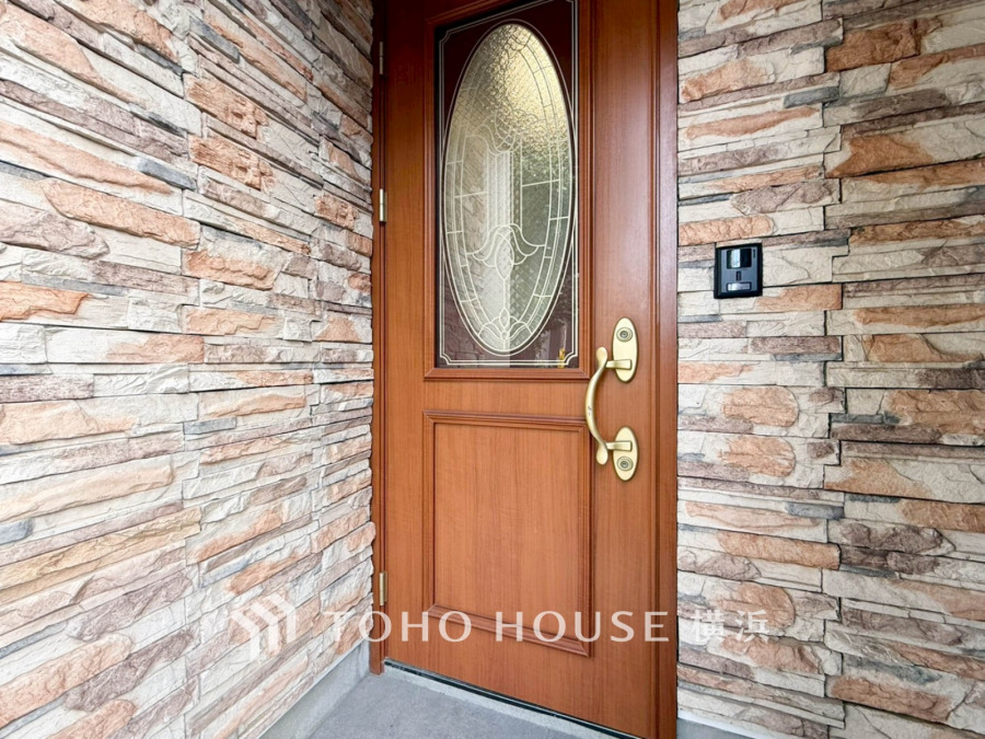 上質感漂う玄関。居住者の帰り、訪れる方を優しく迎える・安らぎに満ちた生活空間を予感させる。健やかな暮らしを楽しめそう