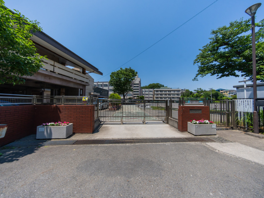 横浜市立永田中学校　約750ｍ