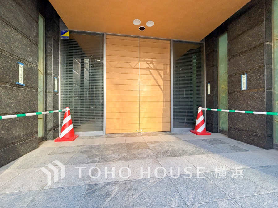 エントランスは毎日の行き帰りで使う大事な空間です。明るい基調で華やかなデザインなので、毎日も気持ちよく、またご友人なども素敵に迎え入れられます。