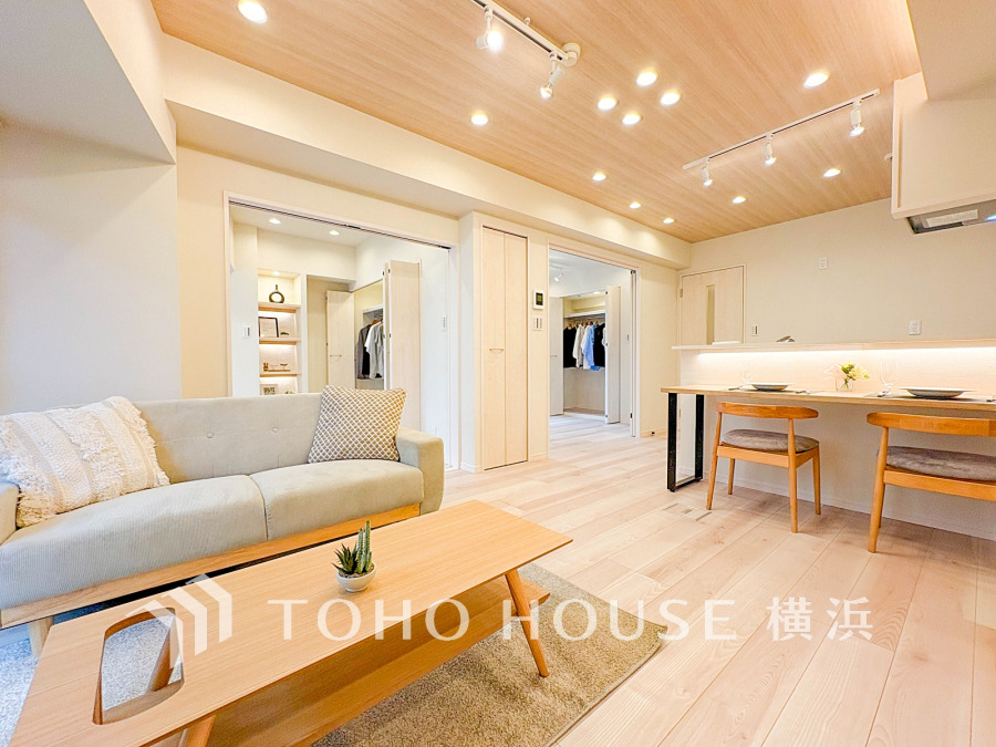明るく開放的な空間が広がるLDK。室内には豊かな陽光が注ぎ込み、爽やかな住空間を演出。
