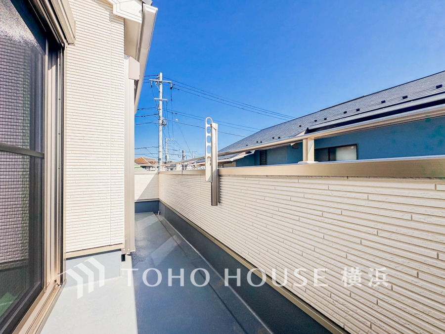 広いバルコニーは、暮らしの中での光と風を演出してくれています。見事なまでの開放的な空間をお楽しみください。