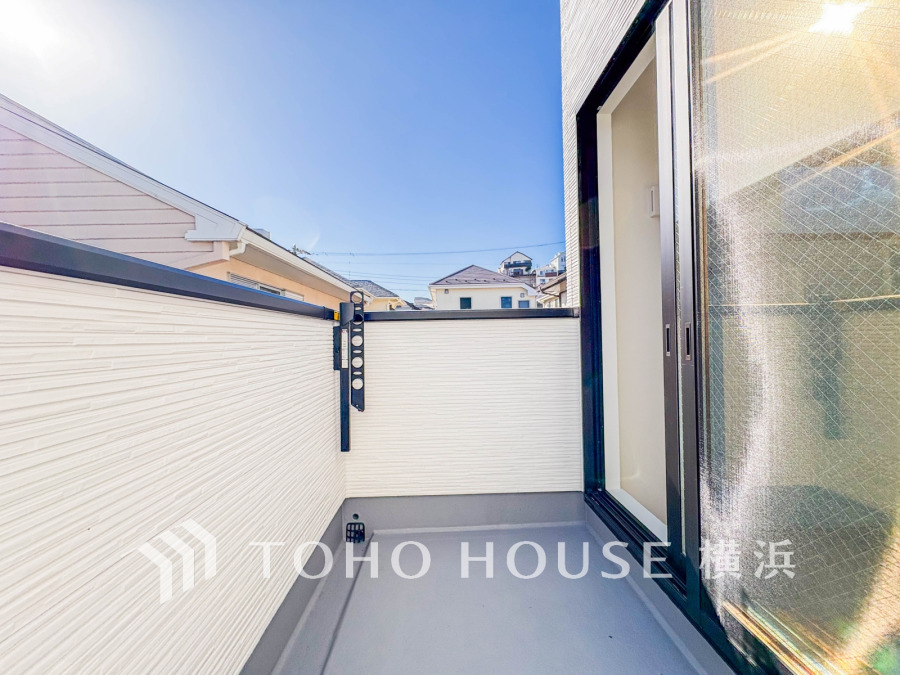 陽当たり良好で洗濯物も快適に干せる、プライバシーが守られたバルコニーです。