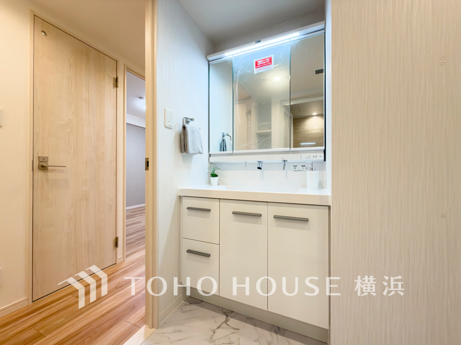 清潔感のあるプライベート空間は、身だしなみチェックや肌のお手入れに最適です。収納もあり、スッキリと見映えの良い空間に拵えました。時間に余裕とゆとりを持たせます。