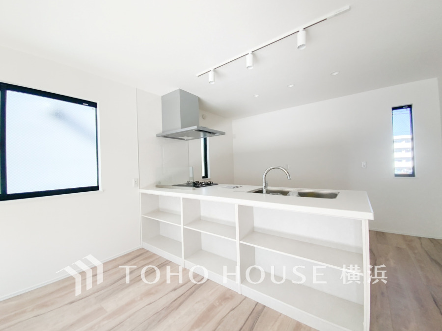 家事動線やリビングとのつながりに配慮し、食事の準備や片付けなどの家事を楽しくするキッチンスペースに仕上げました。毎日使う場所だから気持よく使えて、居心地の良い空間に。