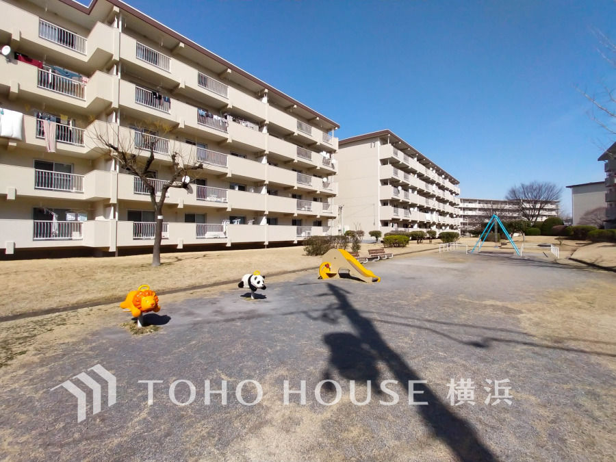 緑あふれ揺らぐ風に木々がそよぐ、そんなイメージのこの物件。住まう者同士が会話を交わし、元気に遊ぶ子供達の新たなコミュニティタウン