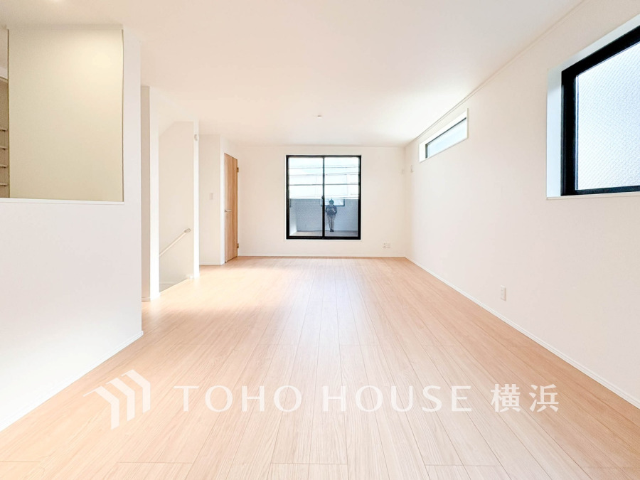 柔らかな色合いのフローリングと清潔感の溢れるクロスが明るい空間を創り出しているリビングダイニング。憩いの場に相応しく、ここで楽しむ家族の時間が絆をより深めてくれそうです。