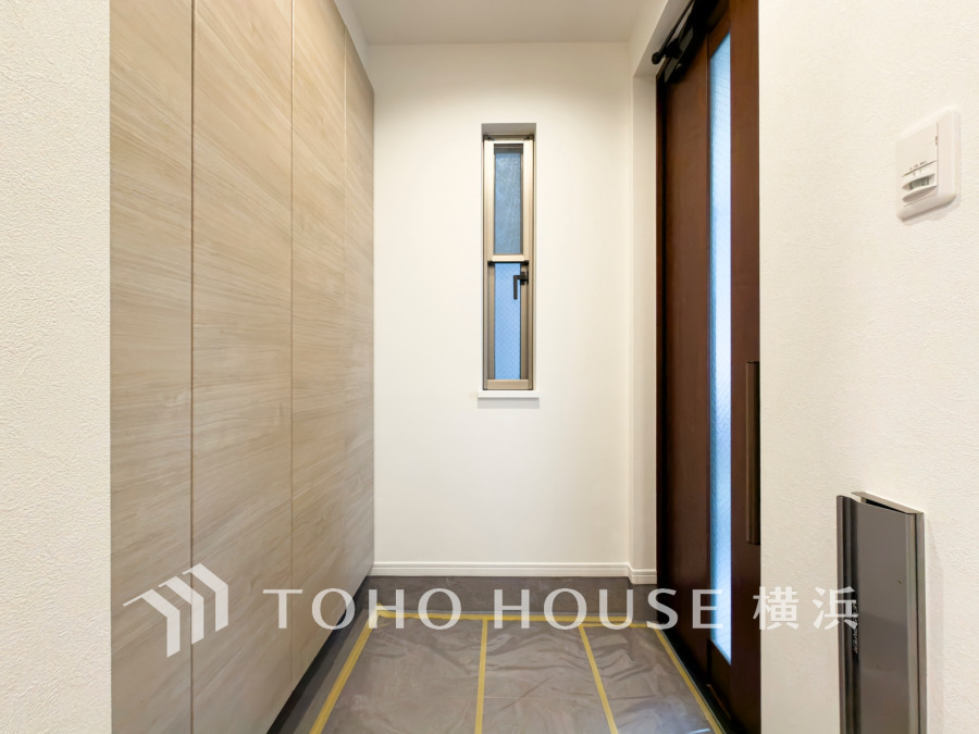 明るく清潔感のある玄関は、大容量のシューズ収納でスッキリ整理整頓が可能です。