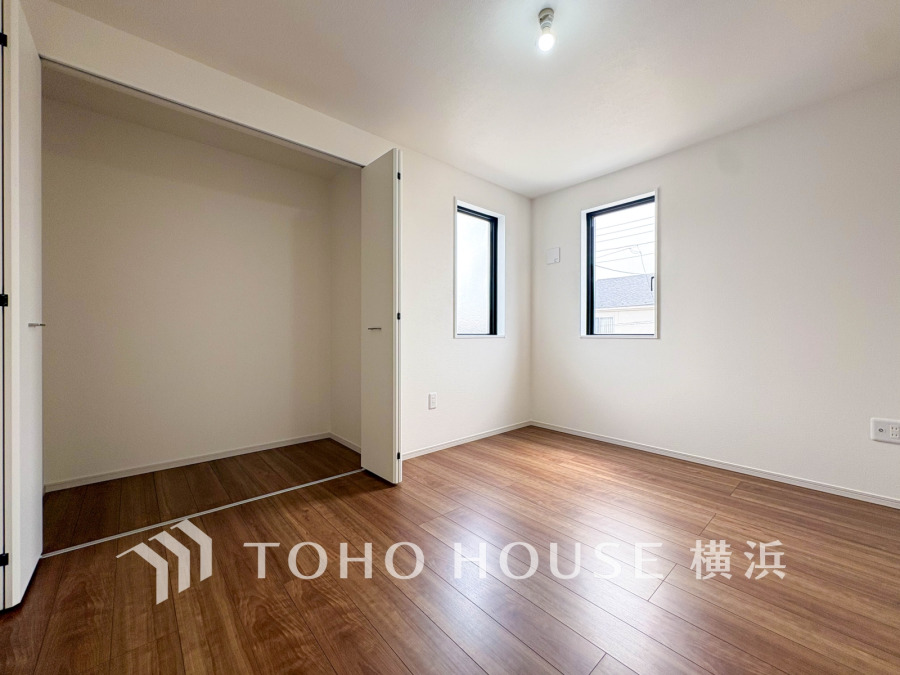 二面採光で明るく、広々としたクローゼット付きの洋室。落ち着いた木目調フローリングが温かみを演出します。