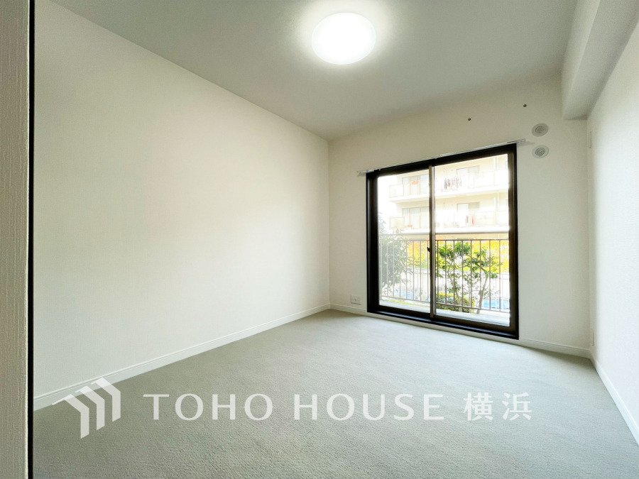 陽当たり良好な大きな窓で開放感のある洋室。シンプルな内装で多用途に使いやすい空間です。