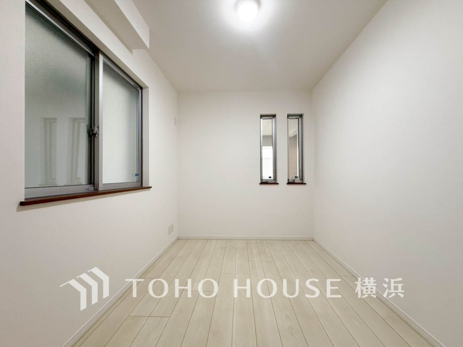 白を基調とした明るい洋室。2面の窓から自然光が入り、風通しも良好な快適空間です。