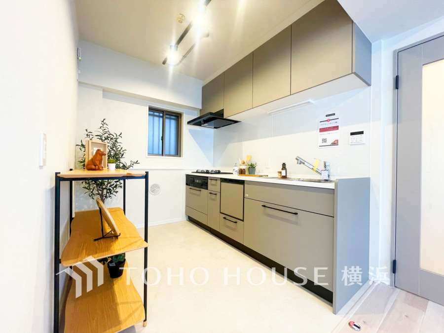 新規交換された清潔感溢れるシステムキッチンは便利な食洗機付き。