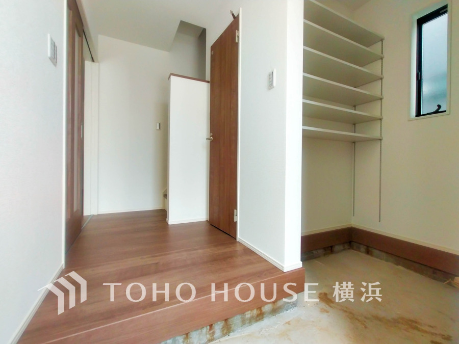 玄関には、ご家族みんなの靴をたっぷりと収納することができるシューズインクローゼットをご用意しました。さらに場所をとるベビーカーやゴルフ道具なども収納できるので、玄関まわりはいつもすっきり。