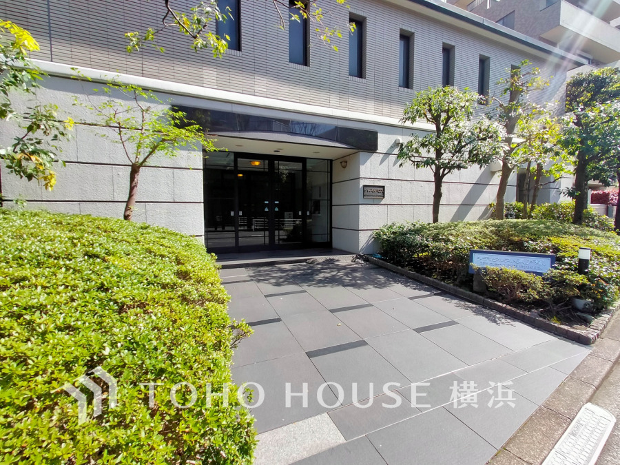 植栽の位置や開放的なエクステリアも含めて美しくトータルにデザインされています。時間のゆとりと空間、爽やかな陽光がもたらす光と風を贅沢なまでに感じる暮らしが始まります。