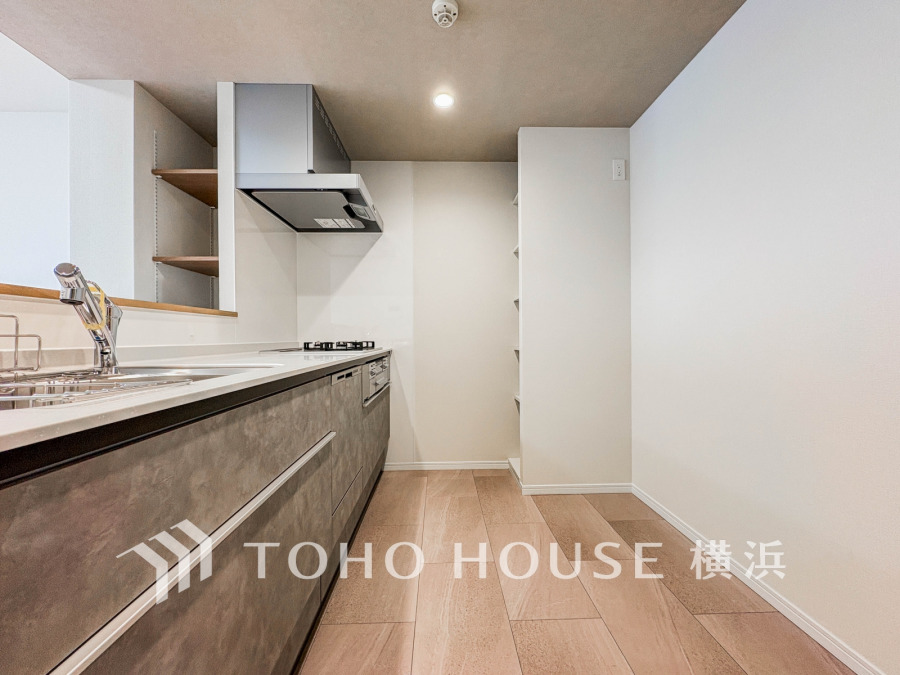 新規交換された清潔感溢れるシステムキッチンは便利な食洗機付き。