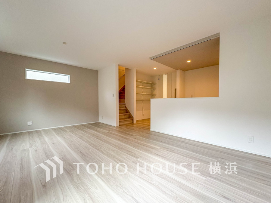 柔らかな色合いのフローリングと清潔感の溢れるクロスが明るい空間を創り出しているリビングダイニング。憩いの場に相応しく、ここで楽しむ家族の時間が絆をより深めてくれそうです。