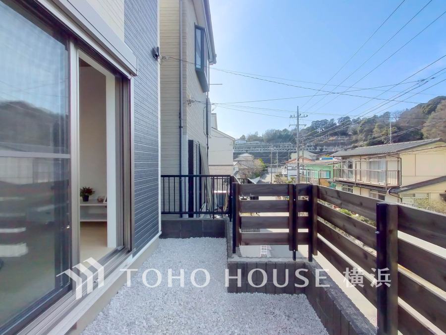 陽光が差し込むウッドフェンス付きのお庭スペース。穏やかな街並みを望み、くつろぎの時間を演出します。