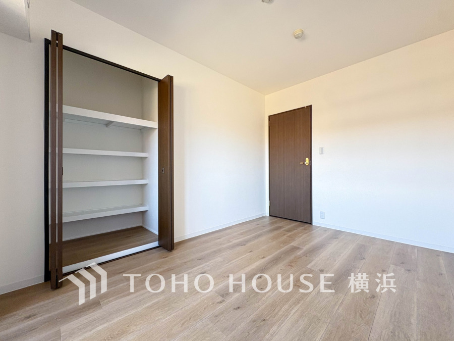 過ぎ行く時間をゆったりと感じることができる落ちついたプライベートルーム。リビングで楽しく過ごした後はゆっくり寛ぎの時間を満喫できます。静かな環境でリラックスタイムを愉しんで。