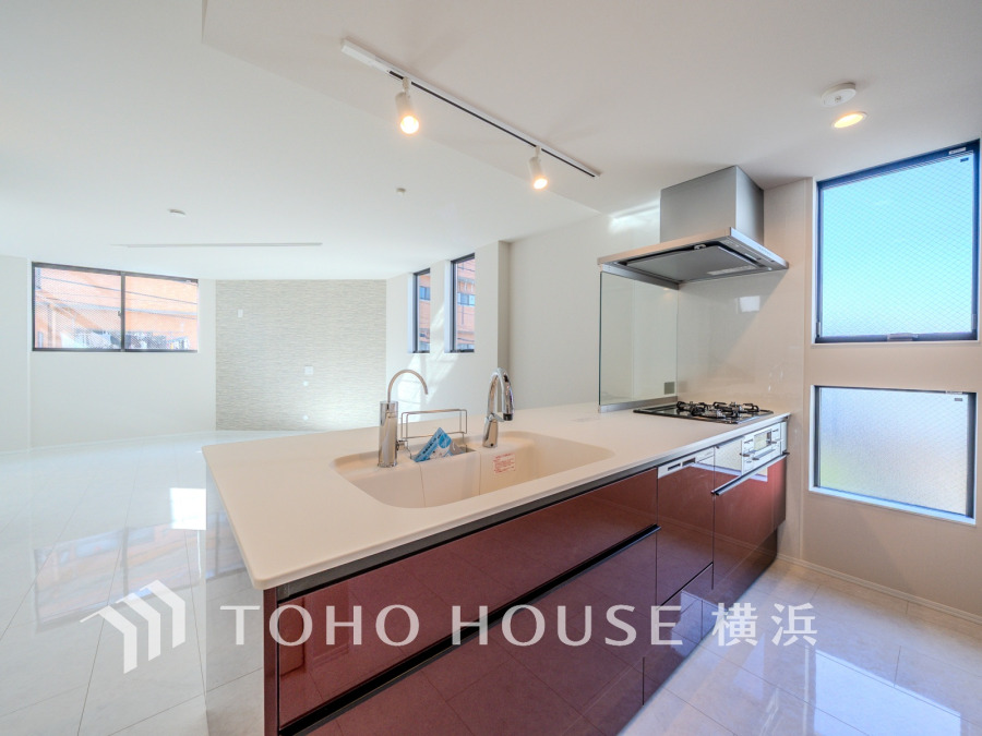 広く取られた対面キッチンは、リビングで寛ぐご家族と会話をしながらお料理が出来ます。高級感のあるカラーで空間をより上質な雰囲気にした、清潔感のあるデザインです。