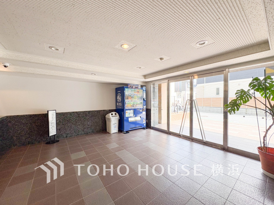 広々としたエントランススペース。柔らかな光溢れる開放的な空間です。
