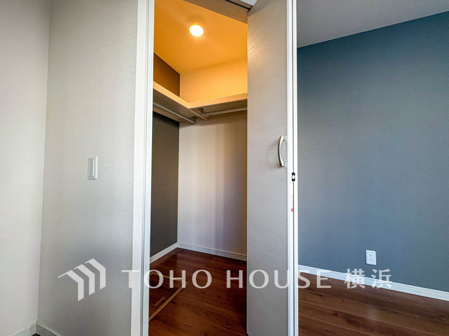 洋服やバッグなどかさばる物を大量に収納できます。タンスなどの収納家具を置かずに済むので、お部屋を丸ごと使えてスッキリ♪