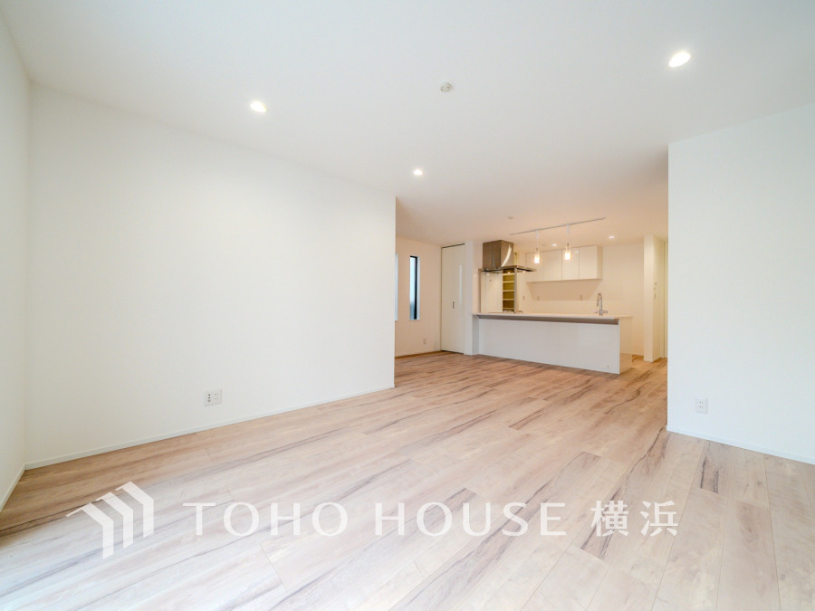 和やかで洗練された空間の演出。寛ぎとコミュニケーションを育む居心地のよい場所。やわらかな陽射しが降り注ぎ、室内に開放感と爽快感をもたらします。