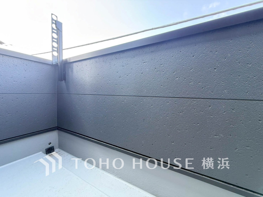 暮らしの中で光と風を演出してくれるバルコニー、見事なまでの開放的な空間を演出しながら、プライベート性も確保された空間は我が家の自慢。