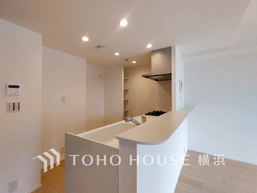 スタイリッシュな対面キッチンを採用。リビングにいるご家族との会話を楽しみながらお料理ができます。
