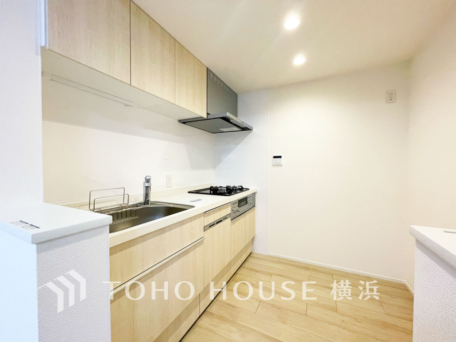 シンプルでありながら、清潔感のあるホワイトを基調としたキッチン空間。ゆったりとした広さの半独立型で、センスの良さや機能性はもちろんのこと、リビングとの一体感も大切に過ごせる空間に仕上げました。