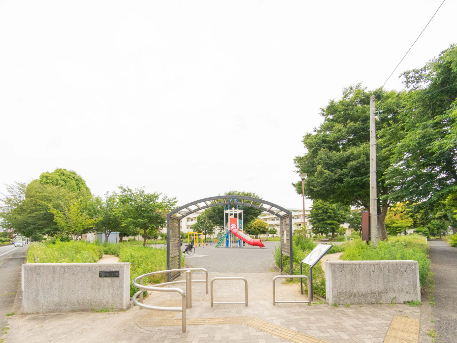 緑豊かな環境に囲まれた広々とした公園。子どもが安心して遊べる遊具と快適な散策路が魅力です。