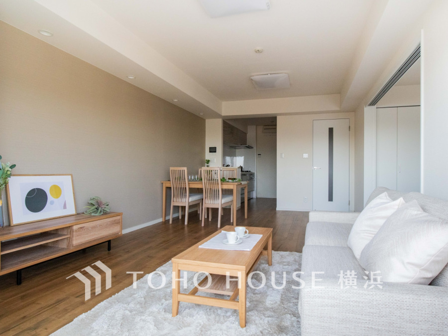 家族みんなが爽やかに健やかに過ごせるように、溢れる光をたっぷり取り込んだリビングダイニング。集いの場、憩いの場としての快適性を求めたやすらぎの空間です。