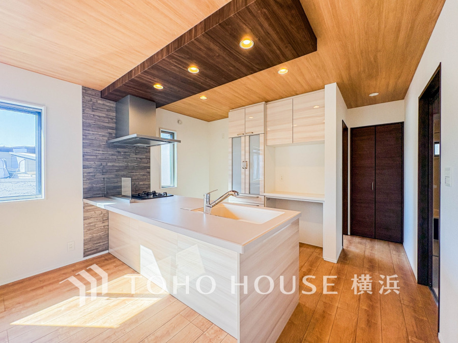 長い時間滞在するキッチンだからこそ、食事の準備を楽しい時間に、忙しい時でもスムーズに無駄なく作業できる、お手入れも簡単にできるなど、毎日を楽しくするキッチンスペースに仕上げました。