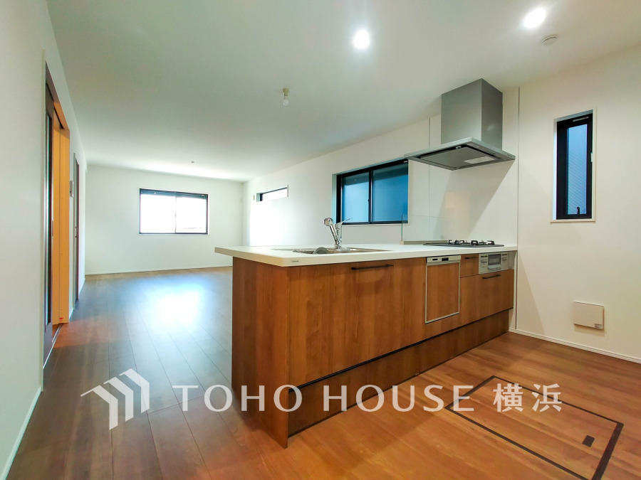 機能性とデザイン性を兼ね備えたシステムキッチン。リビングとの一体感も考慮され、美しい空間が実現。
