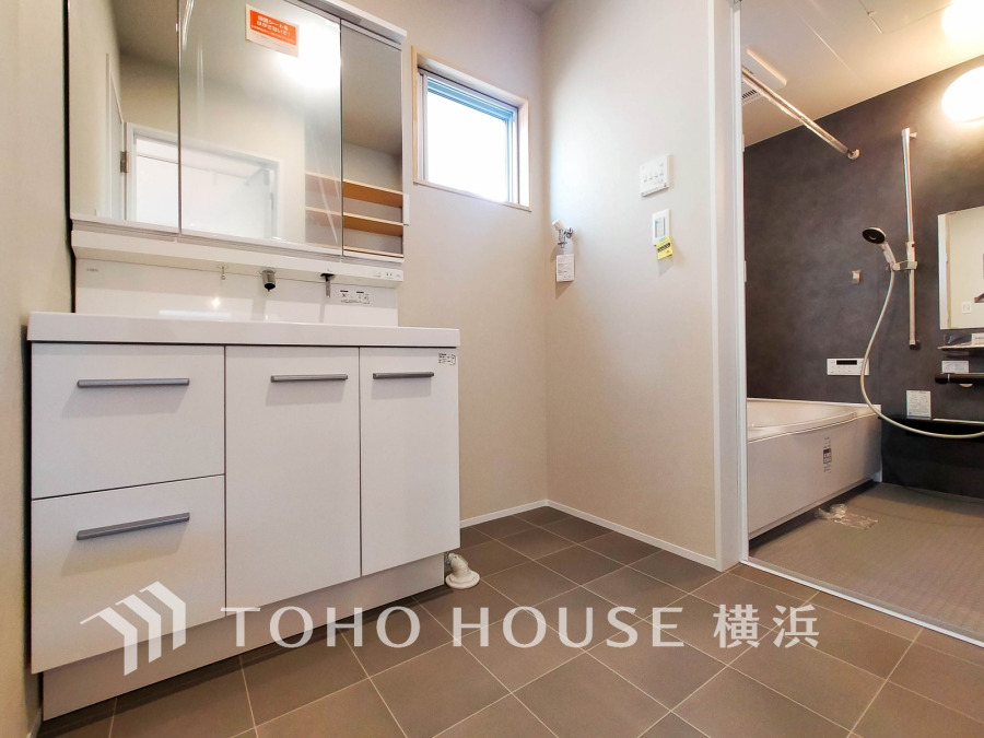 一日の始まりと終わりを心地よく演出し、多彩な機能が備えられたパウダールーム。心地よいリフレッシュ空間。清潔感ある洗面台は、身だしなみチェックや肌のお手入れに。