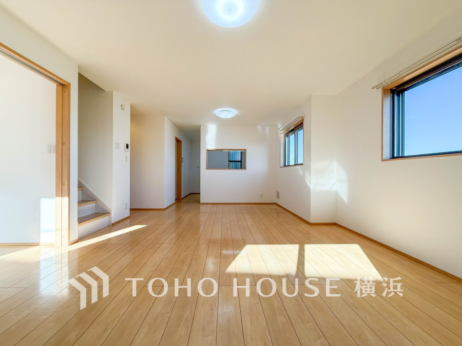 やわらかな陽射しがふりそそぎ、室内に開放感と爽快感をもたらします。