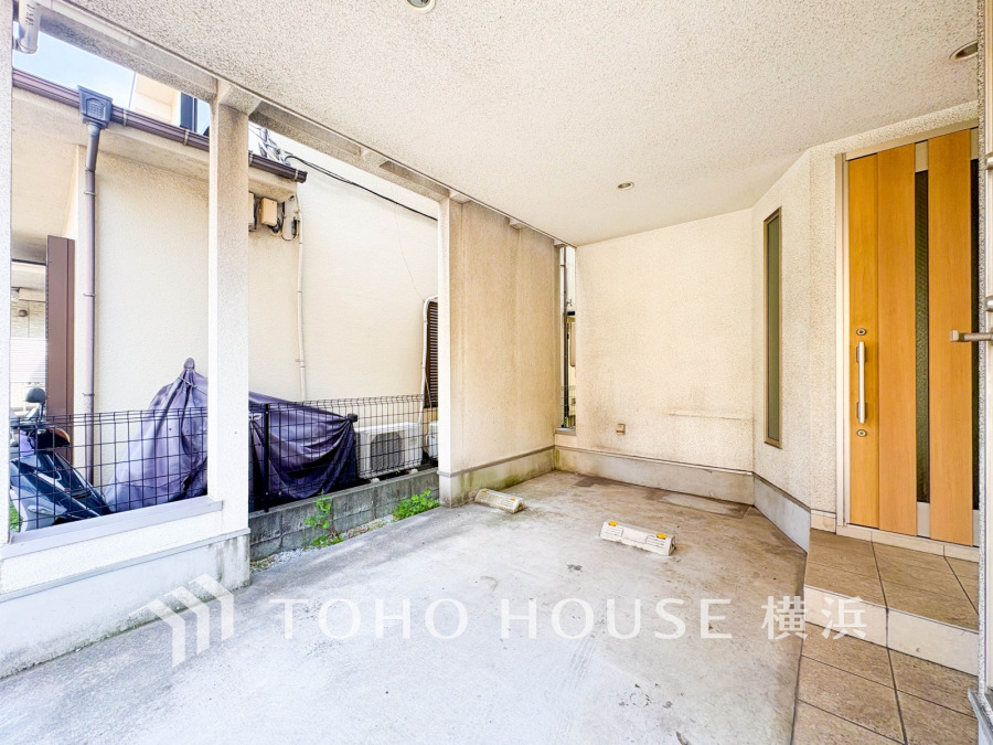 玄関横の屋根付き駐車スペース。雨や風から車を守り、快適な出入りをサポートします。