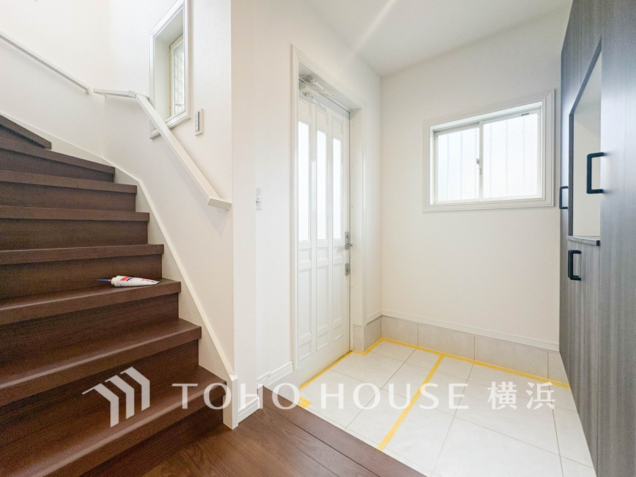 居住者の帰り、訪れる方を優しく迎え、やすらぎに満ちた生活空間を予感させる。健やかな暮らしを楽しめそう。