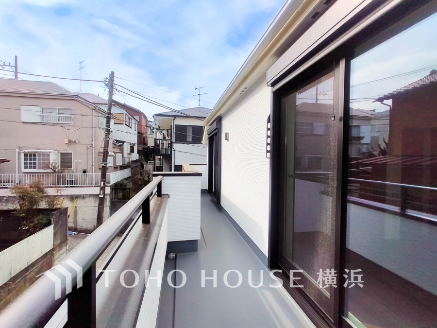 たっぷりの陽光が差し込むバルコニー。健やかな暮らしを守る太陽の恵みを存分に享受できます。爽やかな風と暖かな陽射しが紡ぐハーモニーが日々の暮らしのBGMになることでしょう。