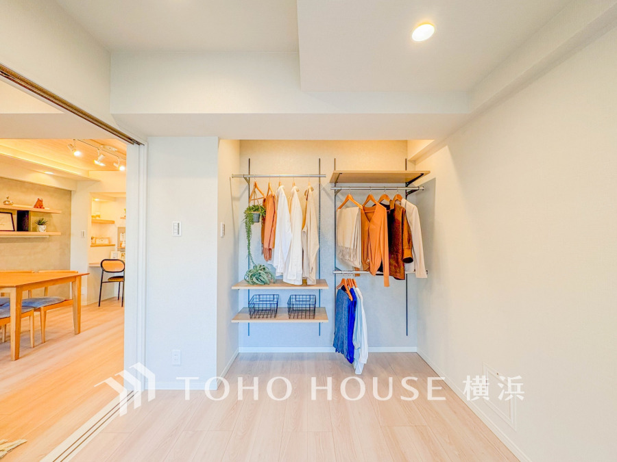 壁面を活用したオープンクローゼットで、見せる収納と使いやすさを両立した空間です。