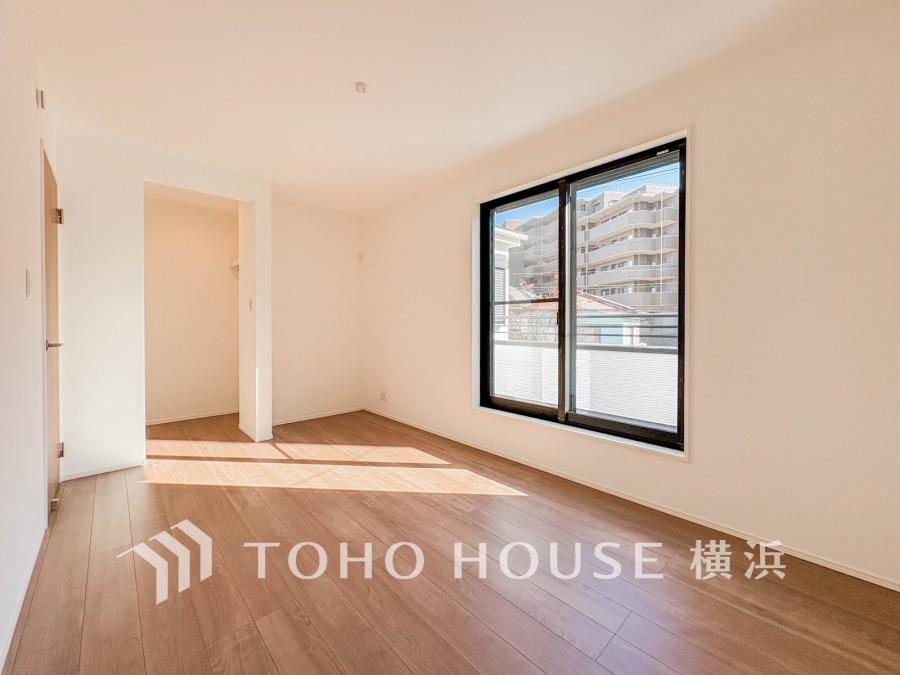 陽光が差し込む広々とした室内。ウォークインクローゼット付きで収納も充実しています。